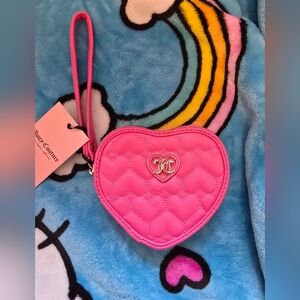 Pretty Juicy Couture heart zip around wallet/wristlet